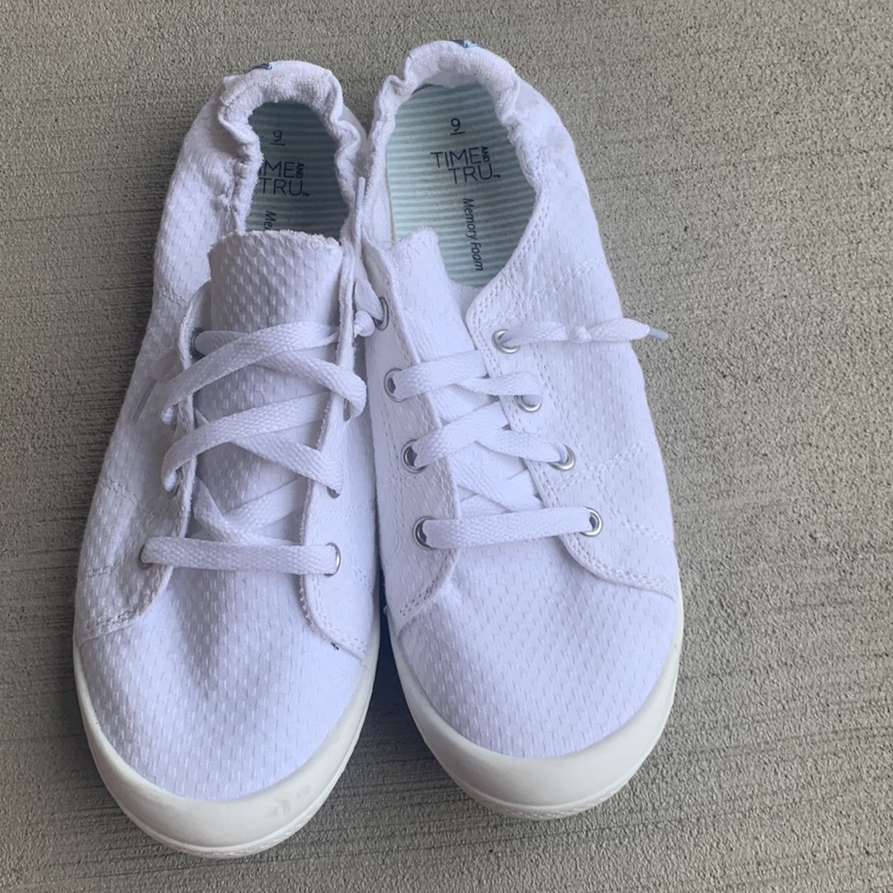 Women’s size 9 sneakers - Picture 5 of 9